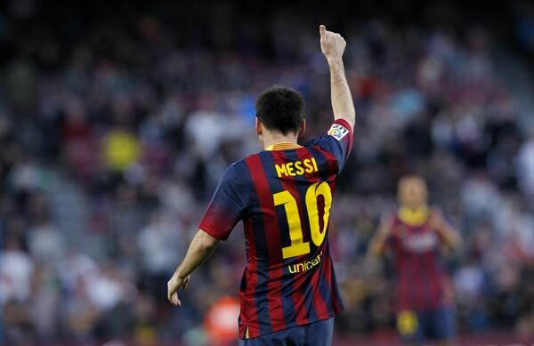 Messi go hoa 3-3 tren cham 11m hinh anh