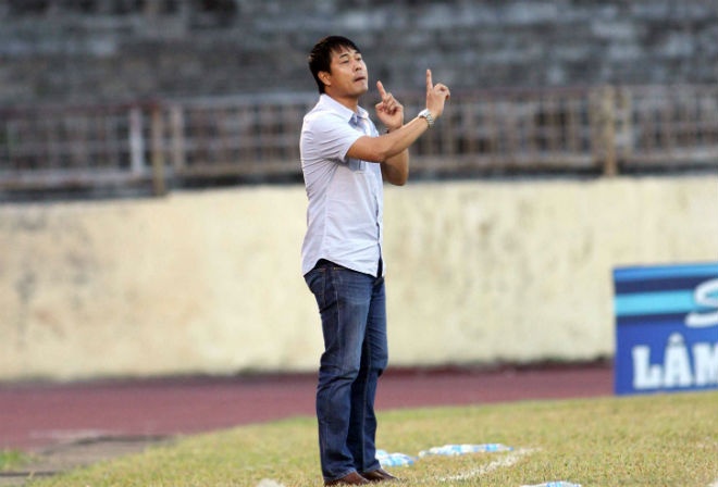 HLV Huu Thang bat binh voi trong tai Vo Minh Tri hinh anh