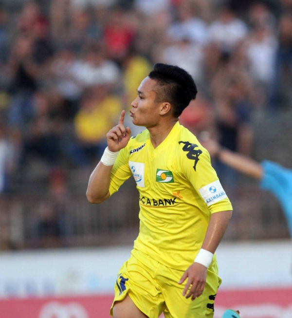 Phi Sơn ghi bàn mở tỷ số sớm cho đội chủ nhà.