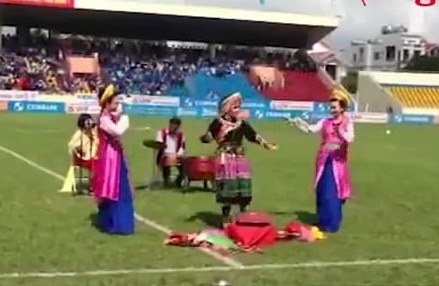 Man hau dong ngay tren san Cam Pha hinh anh