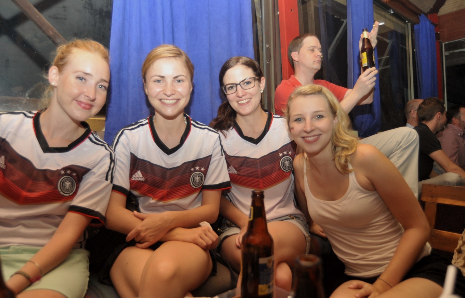 Fan Duc tai Ha Noi phan khich voi chien thang '4 sao' hinh anh