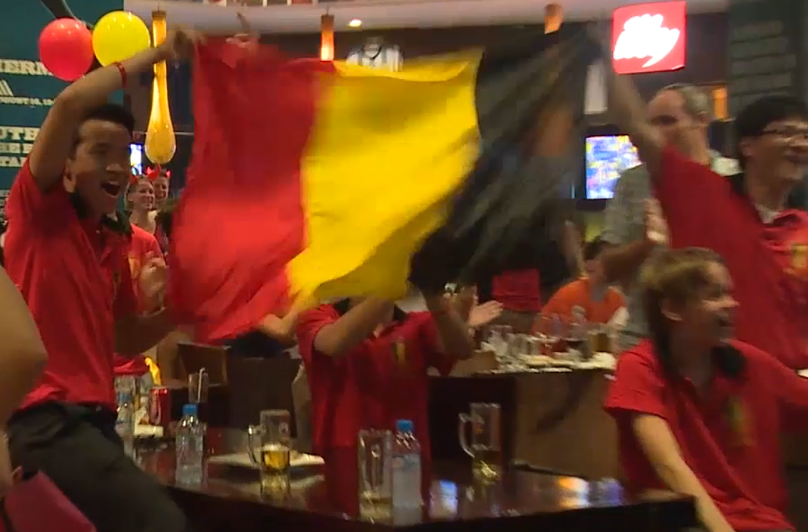 Fan Bi tai Ha Noi vo oa niem vui chien thang hinh anh