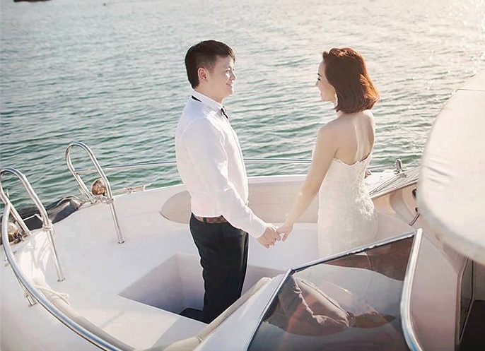 Van Quyen lan dau lo anh cuoi lang man tren bien hinh anh