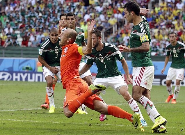 Graham Poll: 'Robben nga dep nhu dien vien ba-le' hinh anh