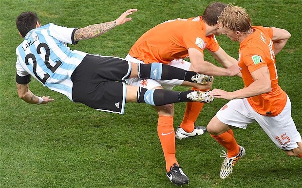 Hai đội không tạo ra nhiều tình huống nguy hiểm, thay vào dó là những pha va chạm quyết liệt.