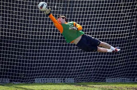 Messi không ít lần tập bắt bóng và trong sự nghiệp anh cũng từng ghi một bàn thắng bằng tay.
