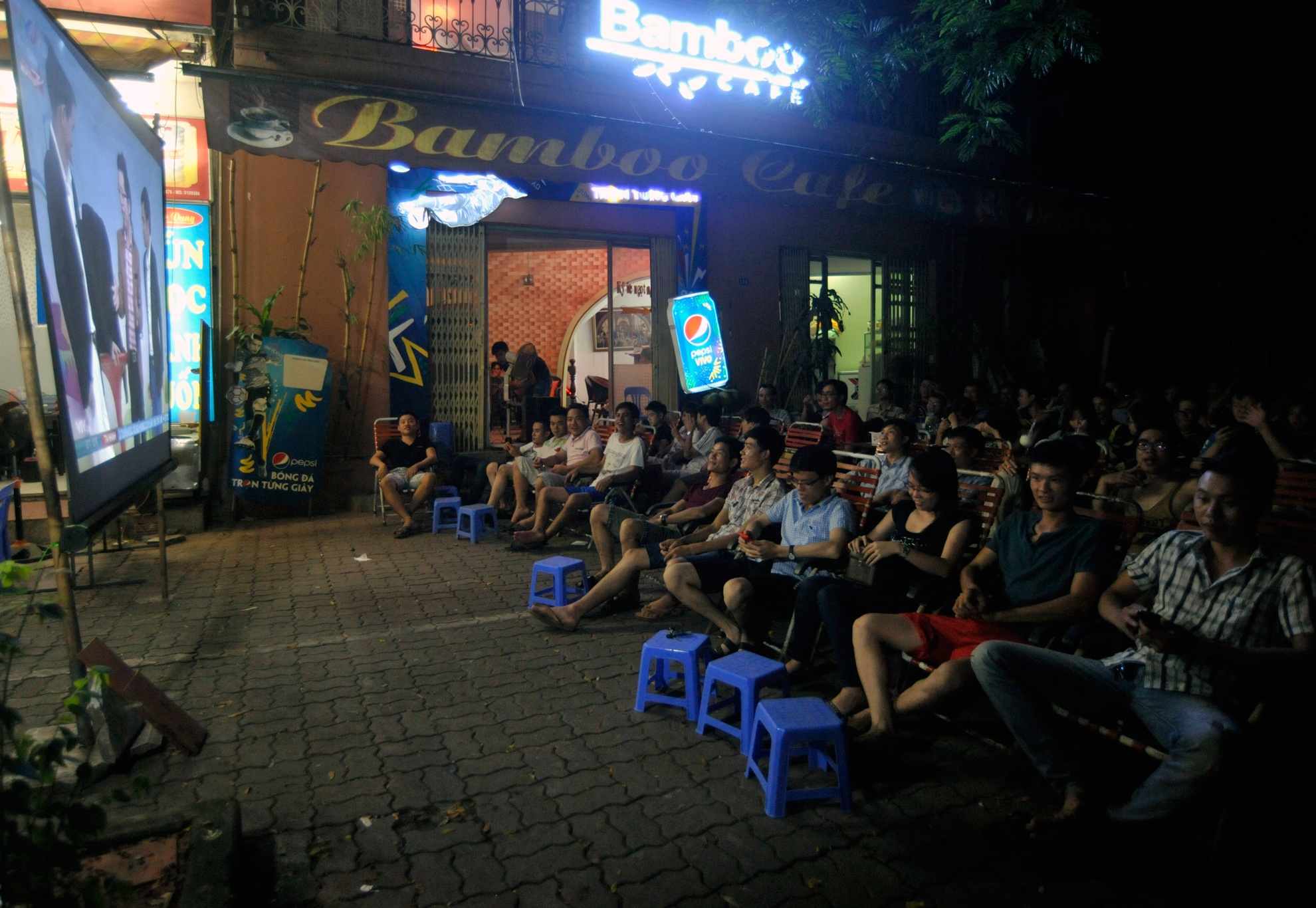 Tại nhiều tụ điểm cafe như ngã tư Nguyễn Trãi - Khuất Duy Tiến, Xã Đàn, Tô Hiệu nhiều màn hình lớn được dựng lên thu hút các bạn trẻ có thể tụ tập vừa xem vừa cổ vũ và bình luận