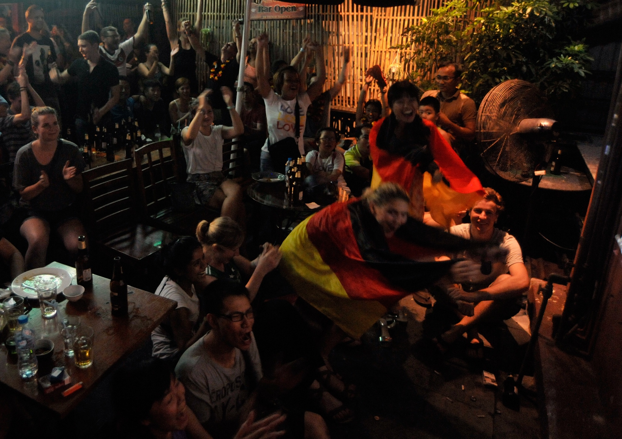 Và ở một quán bar nhỏ trên phố ẩm thực, nhiều người con nước Đức đang sinh sống và làm việc tại Hà Nội lại quây quần và ăn mừng chiến thắng vô địch của đội bóng quê nhà trong niềm vui mừng khôn xiết