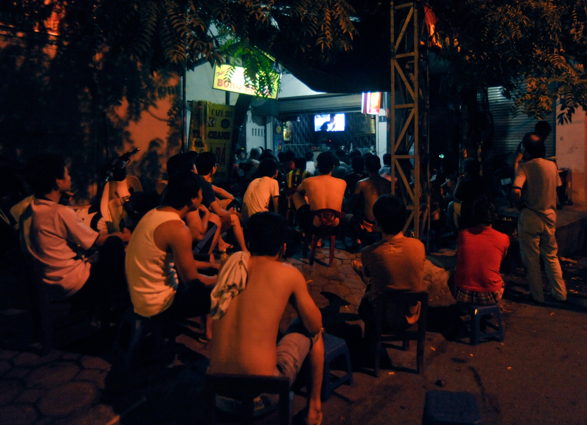 Nhiều lái xe khi đưa xe về bãi tại Trần Khát Chân đều nán lại tại bốt trực hoặc cửa hàng cafe ven đường bởi theo họ, ngồi xem ở đây sẽ có không khí và thoải mái hò hét, ở nhà cũng có điều hòa và ti vi màn hình lớn nhưng sợ ảnh hưởng tới giấc ngủ người thân vì ngày mai sẽ là ngày làm việc đầu tiên của tuần mới