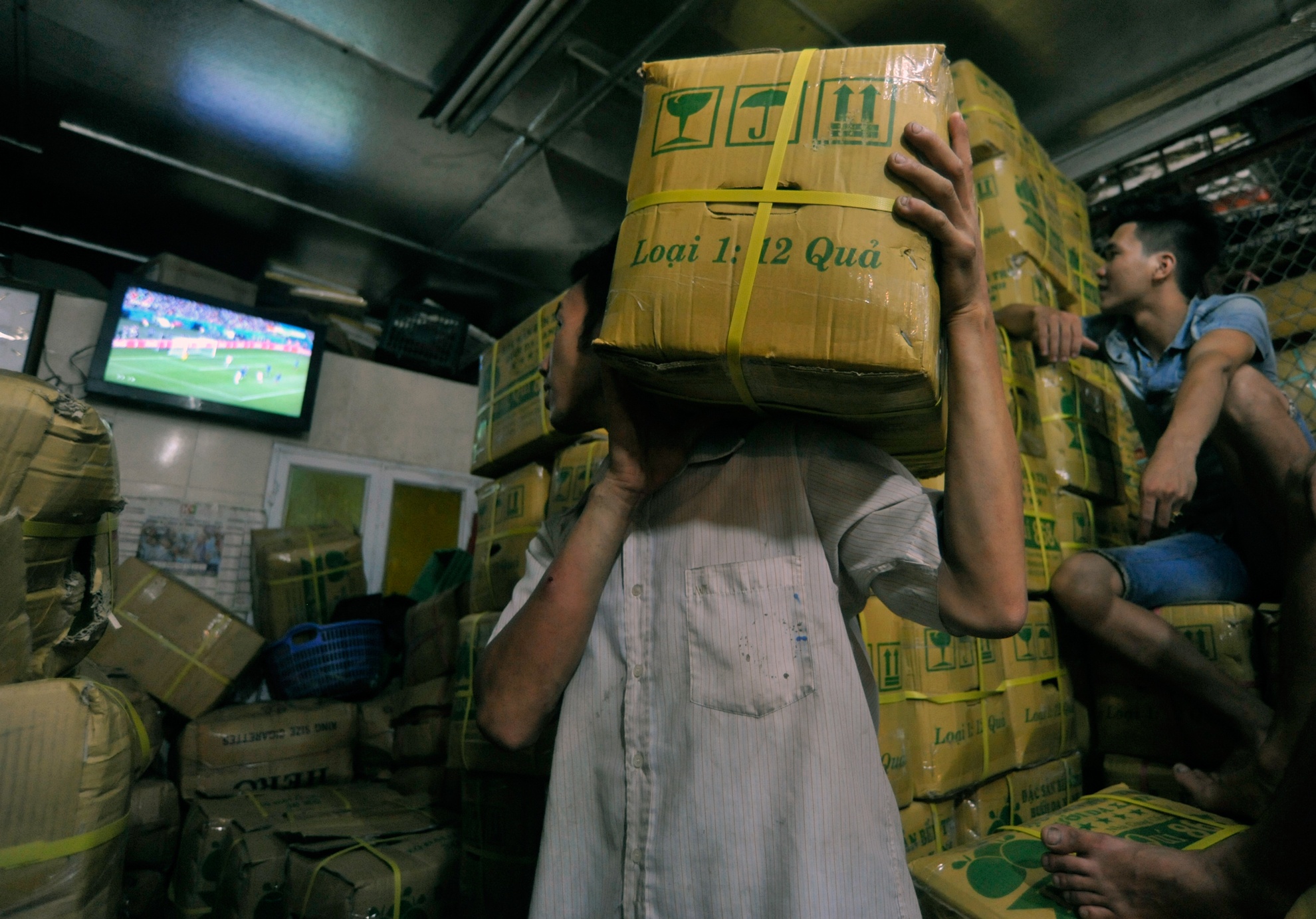 Người thanh niên này cho biết, ngày hôm nay là trận đấu chung kết khá hấp dẫn nên bà chủ cũng thoải mái hơn vì đôi lúc vừa khuân hàng nhưng pha bóng hay khiến các anh khó rời mắt được