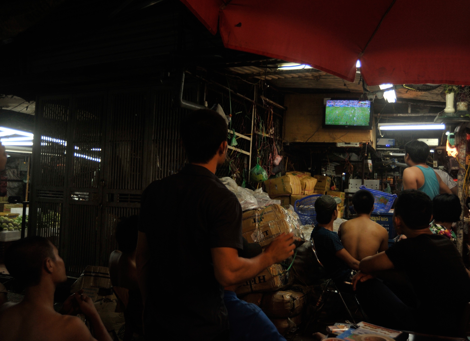 Cứ mỗi khi có những phá bóng gay cấn là một góc chợ lại vang lên tiếng cổ động của các tiểu thương hoặc cánh lái xe tải vào xem nhờ khi hàng được bốc