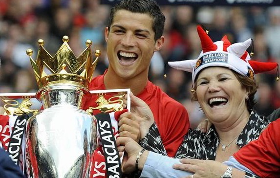 Ronaldo tung chet hut trong bung me hinh anh