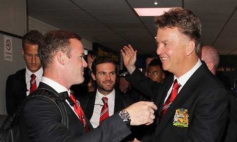 8. Man Utd vs Inter Milan (Washington, Mỹ ngày 29/7) HLV Louis van Gaal là nhân vật được chú ý nhất tại Guinness International Champions Cup khi ông trở thành người lèo lái con thuyền M.U. Trận mở màn của Quỷ đỏ sẽ là cuộc đối đầu với Inter, đội bóng đang có những sự chuyển mình tích cực dưới triều đại của ông chủ người Indonesia. Tuy nhiên, với những con người hiện tại và những tân binh chất lượng, M.U vẫn được đánh giá nhỉnh hơn so với đối thủ.