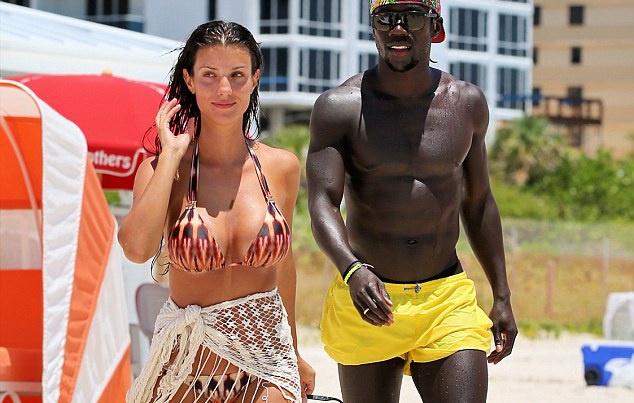 Vo Sagna hut mat voi bikini khoe 3 vong nong bong hinh anh