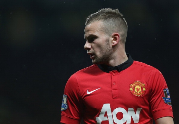 Dự đoán: Ra đi Tom Cleverley Cleverley là sản phẩm của lò đào tạo trẻ M.U. Nếu bỏ qua phong độ tệ hại mùa giải trước, anh vẫn được giới chuyên gia đánh giá là một cầu thủ có tài và quyết đoán. Tuy vậy, tiền vệ 24 tuổi này chưa bao giờ thể hiện hết những tố chất đó. Bản hợp đồng của Cleverley sẽ đáo hạn vào năm 2015. Rất có thể, M.U sẽ tức tốc bán anh đi nếu không muốn mất trắng anh sau 1 năm nữa. Dự đoán: Ra đi