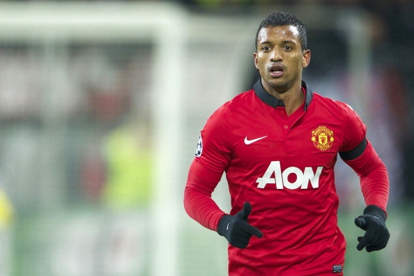 Nani Tiền vệ 27 tuổi này đã từng được coi như là một “Ronaldo mới” ở sân Old Trafford. Thực tế, trong những năm đầu tiên chuyển đến chơi cho M.U, Nani phần nào đã thể hiện được sự hứa hẹn. Tuy nhiên, anh vẫn mãi chỉ dừng lại ở mức tiềm năng. Ở những mùa giải sau đó, Nani dần trở nên lạc nhịp với lối chơi chung của toàn đội. Cùng với đó, những vấn đề về thể lực đã khiến anh trở thành người thừa ở Old Trafford.