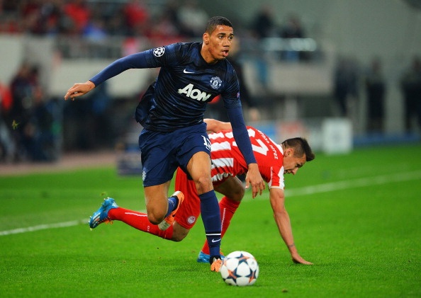 Chris Smalling Phải rất khó khăn, M.U mới chèo kéo thành công Smalling, mục tiêu mà ở thời điểm đó có rất nhiều đội bóng theo đuổi. Trong mùa vừa qua, anh thi đấu không thực sự thuyết phục ở cả cấp CLB lẫn ĐTQG. Tuy nhiên, đây là một trung vệ giàu tiềm năng. Smalling hoàn toàn có thể phát huy những điểm mạnh dưới sự đào tạo của Van Gaal. Hợp đồng giữa anh và M.U còn thời hạn 2 năm. Do đó, có thể Quỷ đỏ sẽ giữ anh ở lại mùa này. Dự đoán: 50/50