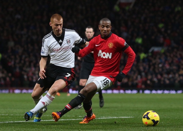 Ashley Young Tiền vệ 29 tuổi này cũng là nỗi thất vọng lớn của M.U. Cầu thủ từng được coi là một trong những tiền vệ hay nhất của giải Ngoại hạng Anh (trong màu áo Aston Villa) lại không gây được ấn tượng gì khi chuyển sang đội bóng mới, ngoại trừ những pha ngã giả vờ ăn vạ. Những chấn thương mắc phải đã khiến sự nghiệp của Young trở nên lỡ dở. Anh không còn sự tự tin và phong độ đỉnh cao, điều đã từng biến anh trở thành trụ cột ở sân Villa Park. Dự đoán: Ra đi