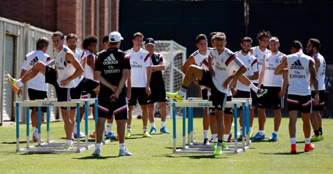 Các cầu thủ Real tập luyện trong không khí thoải mái.