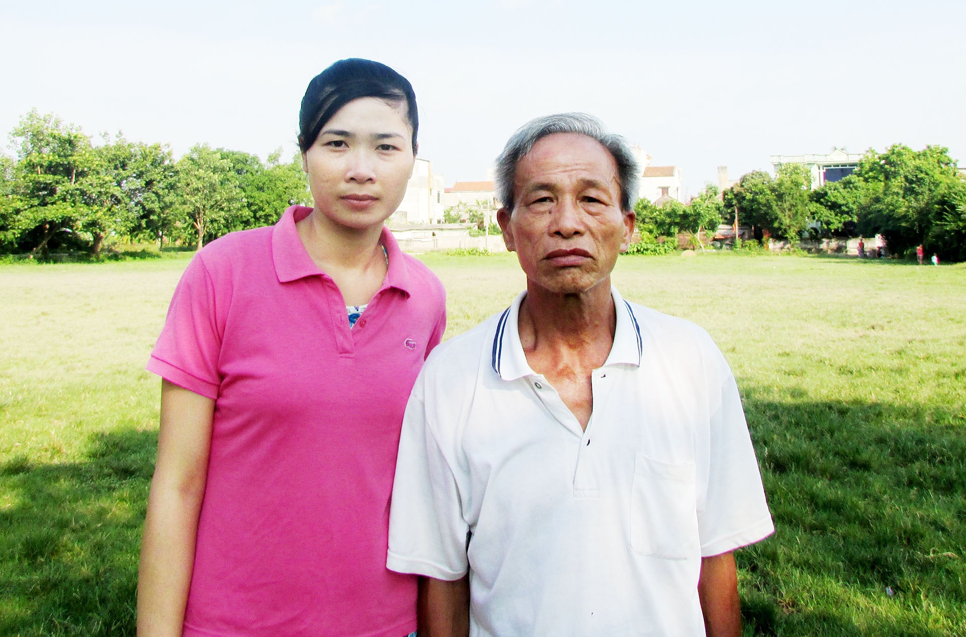 Ông Kiểm chụp ảnh cùng học trò Dương Thị Khánh Ly – Thủ môn “vang bóng một thời” của nước nhà