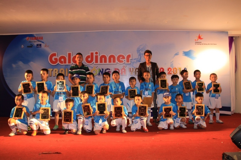  Trao chứng nhận cho 125 học viên tham gia Trại hè Yamaha 2014 tại Nghệ An..