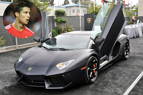 Ronaldo mat 3 ty dong moi nam de bao ve dan xe hop hinh anh