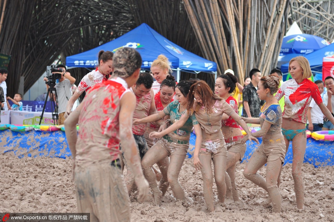 Các người đẹp tham gia giải đấu bóng đá trên bùn