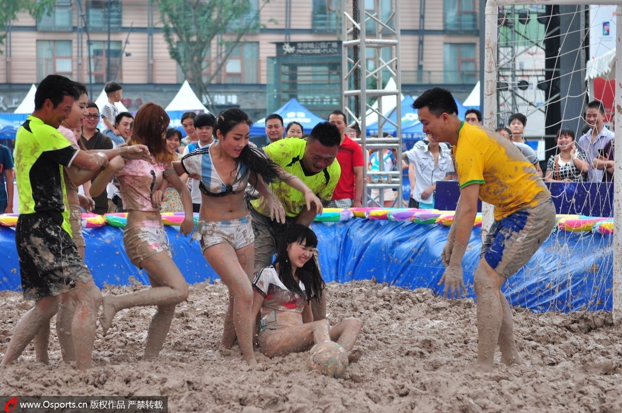 Các vận động viên bóng đá và Trâu Hựu Căn – danh thủ đã giải nghệ tranh bóng với mỹ nhân