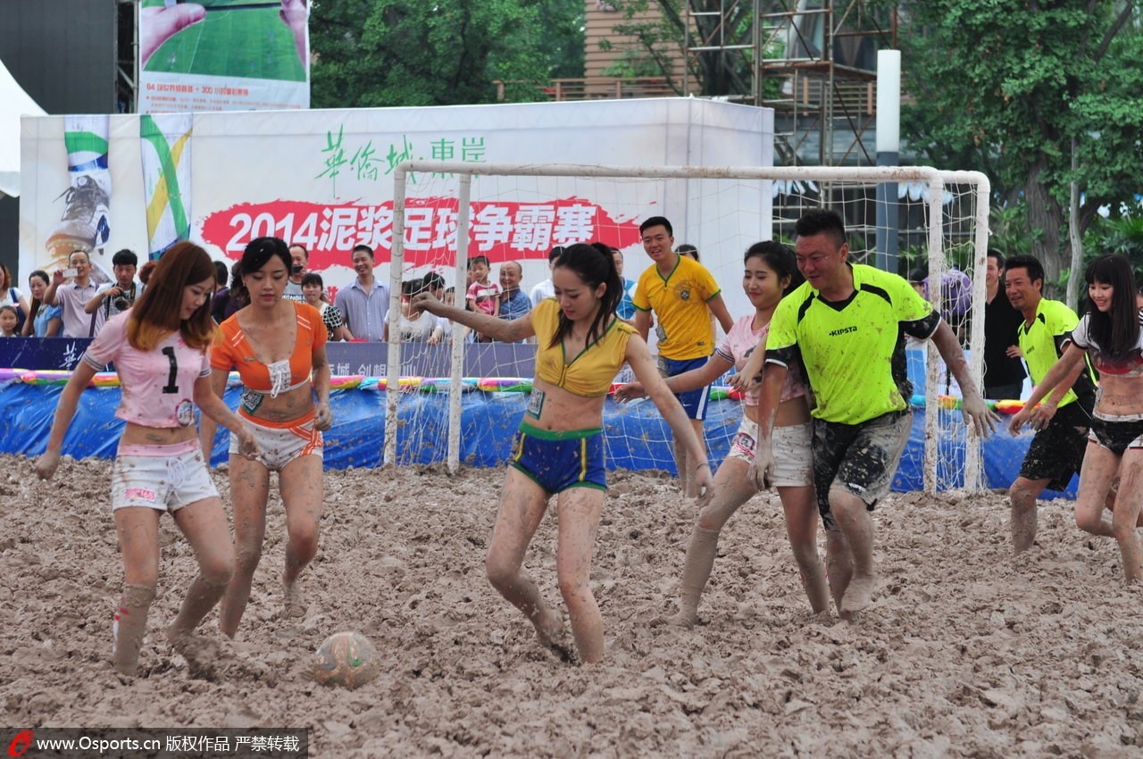 Tập trung cao độ để tranh bóng. Kèm đối phương rất quyết liệt