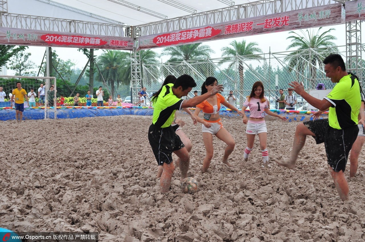 Các nam, nữ tuyển thủ cùng thể hiện kỹ năng chơi bóng trên bùn