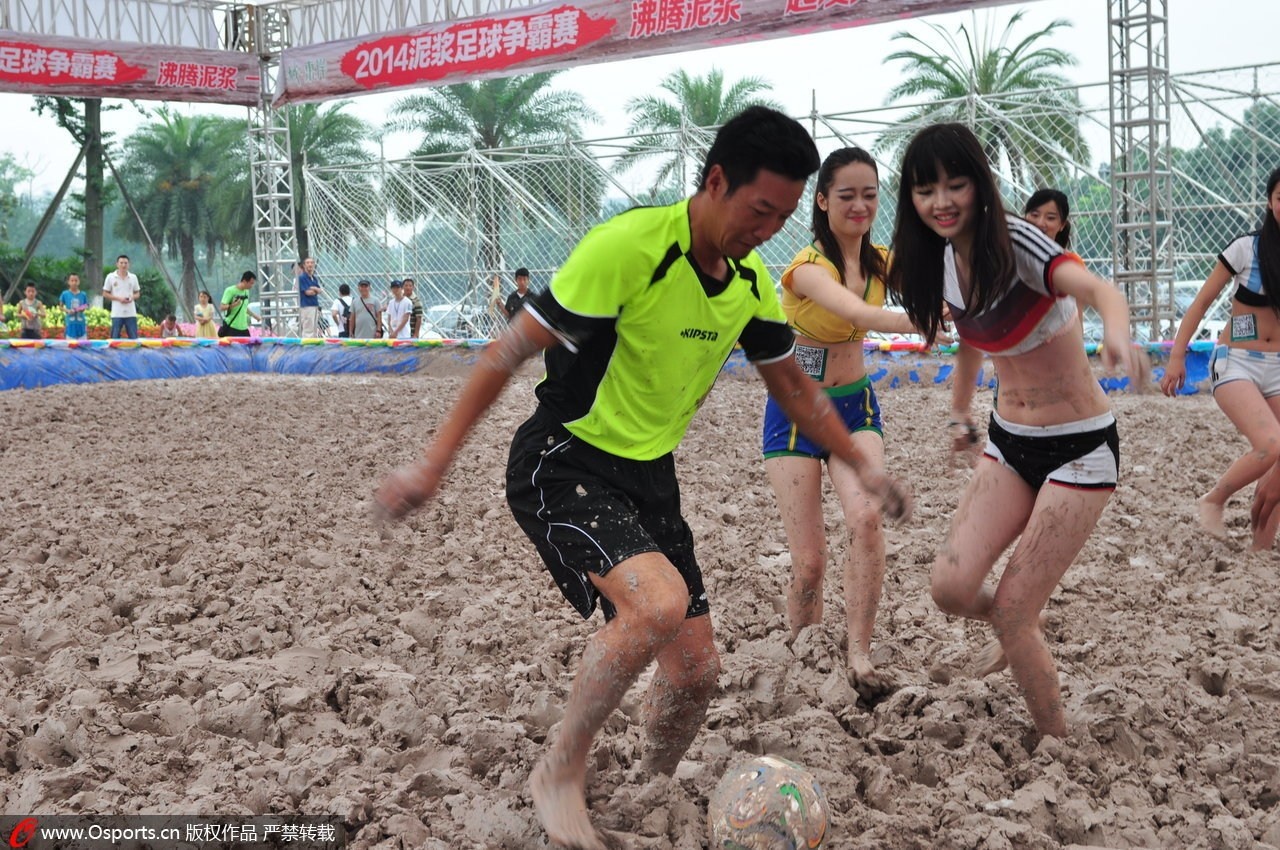 Trâu Hữu Căn phá vòng vây của các mỹ nhân