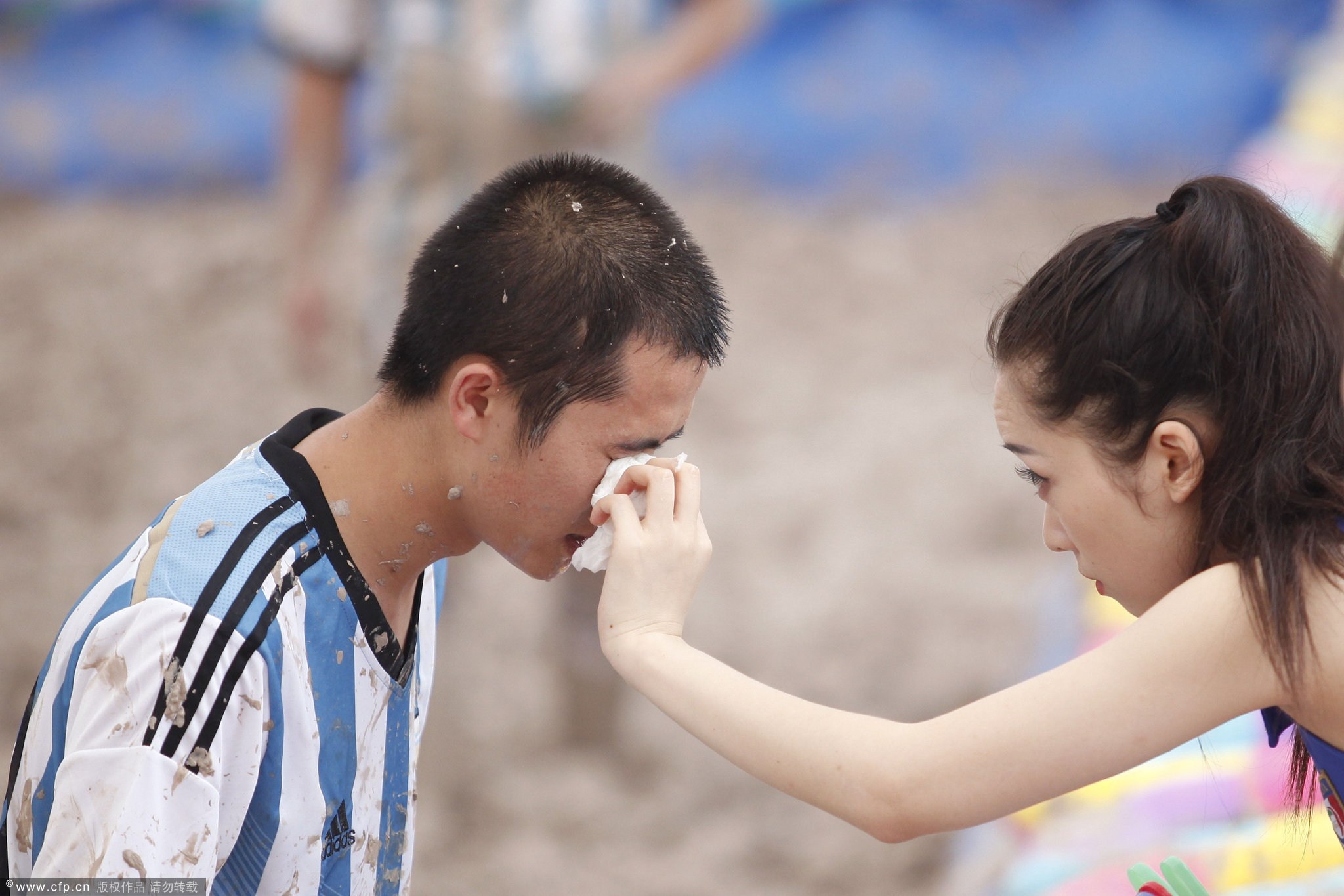 Giúp đối thủ “trị thương”