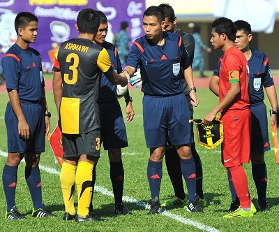 Trong tai xu ep U19 Viet Nam bat chinh giai U22 DNA hinh anh