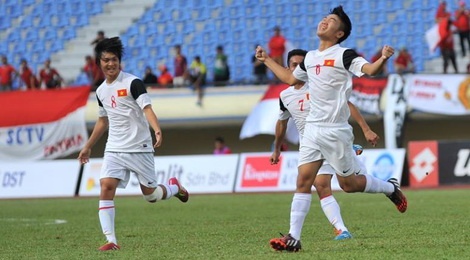 Sieu pham sut xa nang ty so len 2-0 cua Hong Duy hinh anh