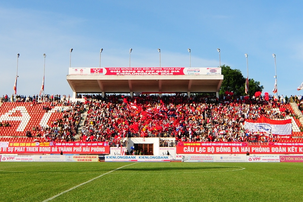 Băng chiến dịch diễu hành cổ động rầm rộ khán giả đã đến sân khá đông ngay từ sớm