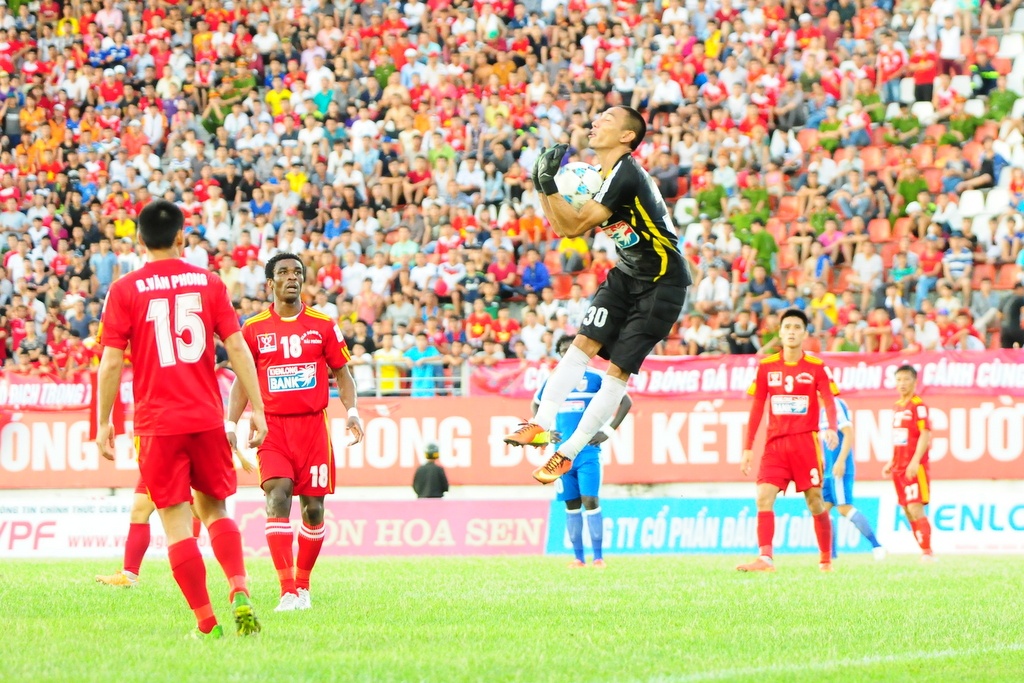 Nhưng trong ngày thủ môn Thành Thắng của Hải Phòng thi đấu như lên đồng, các tình huống bóng của BÌnh Dương đều dừng ở mức cơ hội. tỉ số 1-0 được giữ cho đến hết hiệp 1