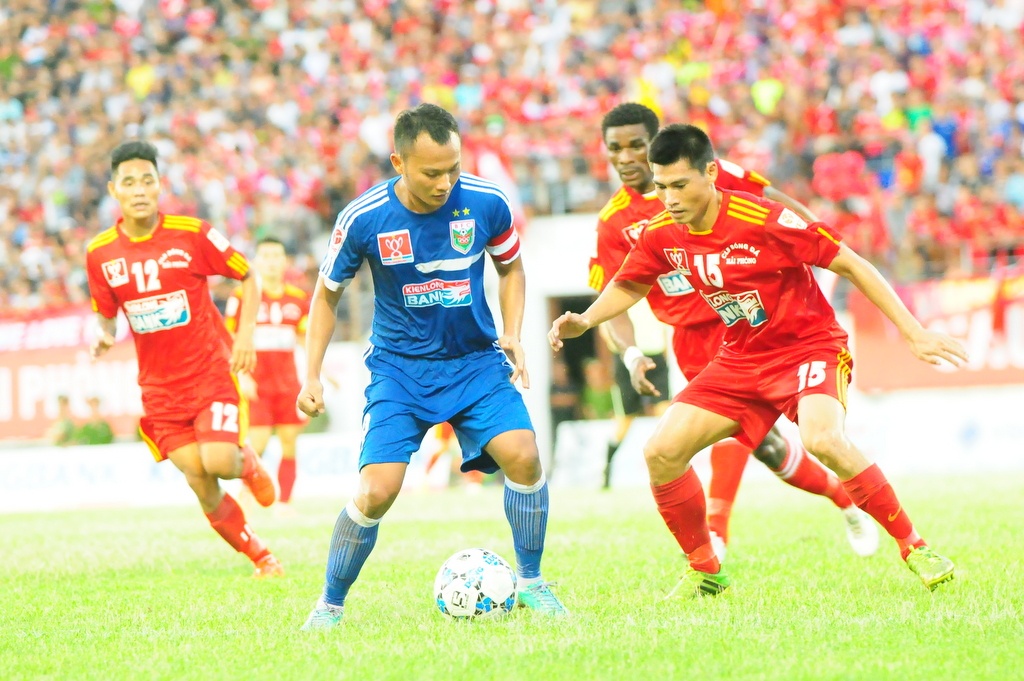 Trọng Hoàng trong vòng vây của hàng thủ Hải Phòng