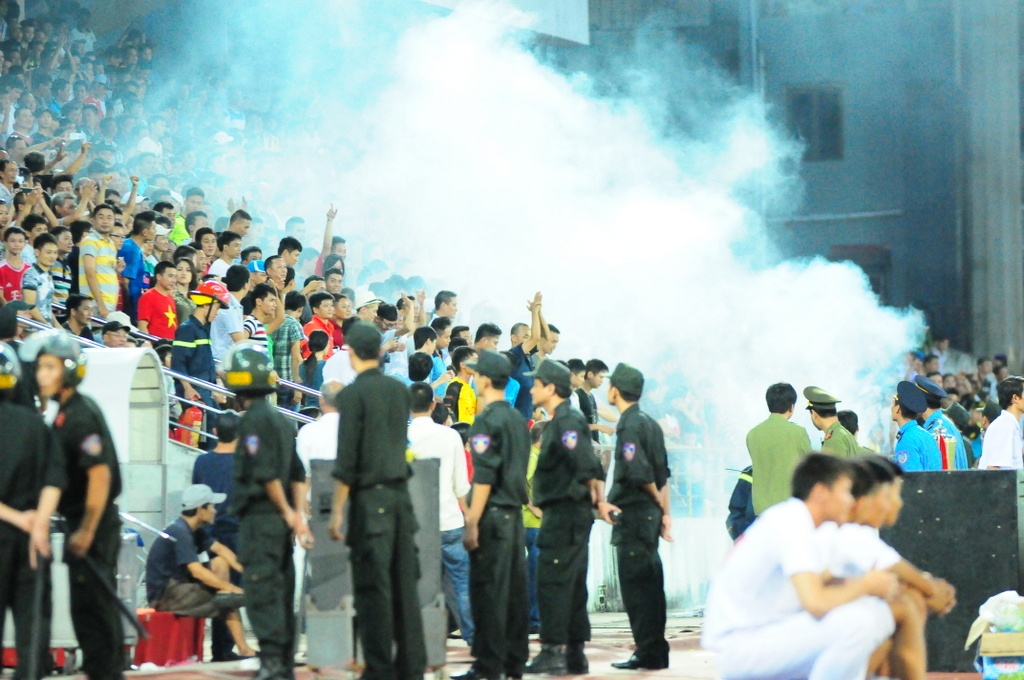 Sân Lạch Tray lúc này như muốn nổ tung, pháo sáng và pháo khói lại được đốt lên