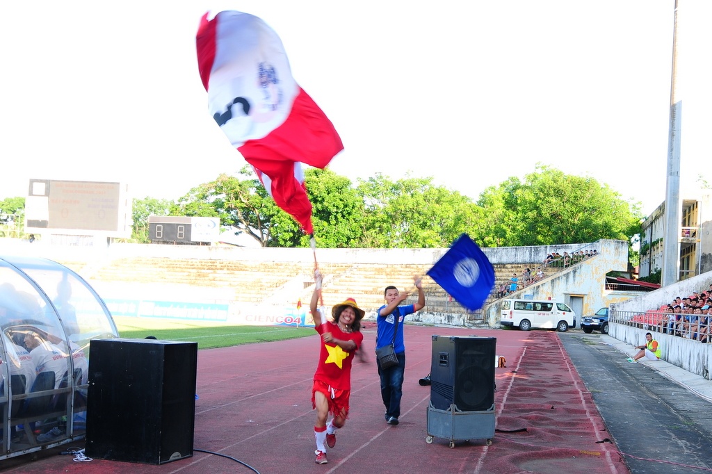 Như thường lệ hội cổ động viên hai đội rất thân thiện và khuấy động cầu trường