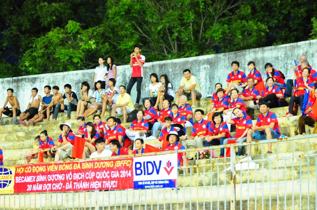 Niềm vui không trọn của các CĐV Bình Dương lặn lội ra đón Cup sau 20 năm chờ đợi.