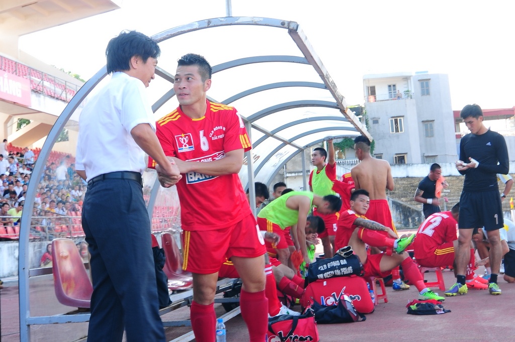 HLV trưởng đội tuyển Việt Nam ông Miura xuống tận sân bắt tay động viên tuyển thủ, thủ quân Minh Châu của Hải Phòng