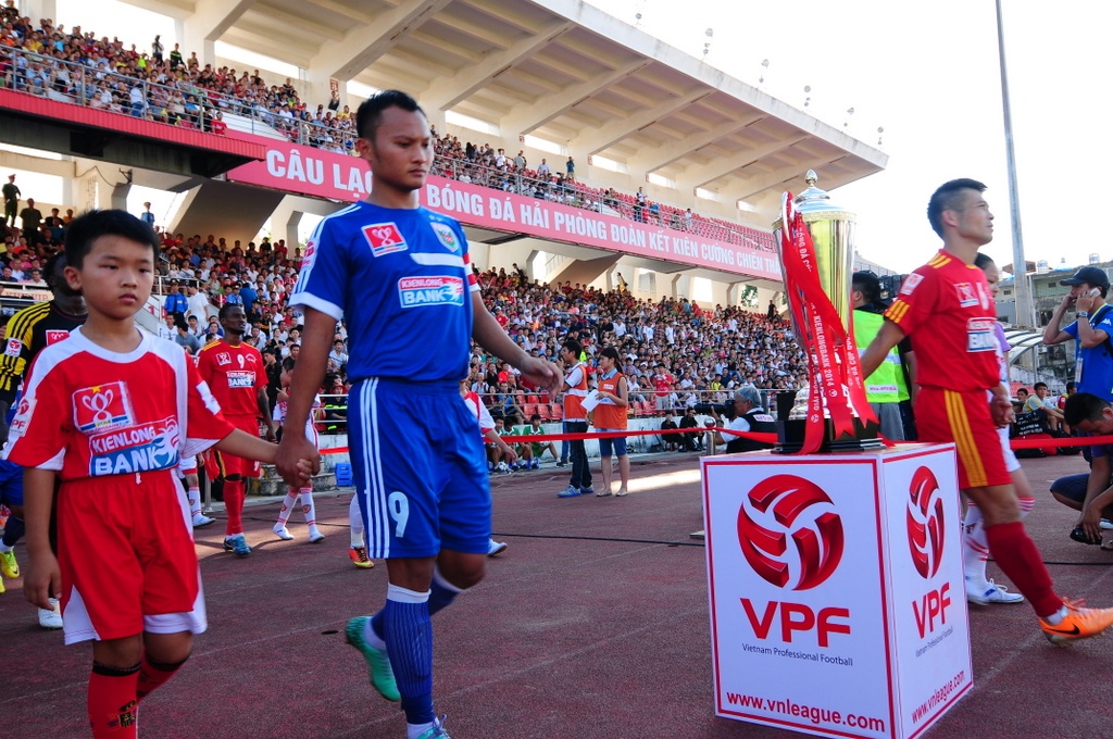 Hai đội trưởng dẫn đầu 2 đội ra sân thi đấu