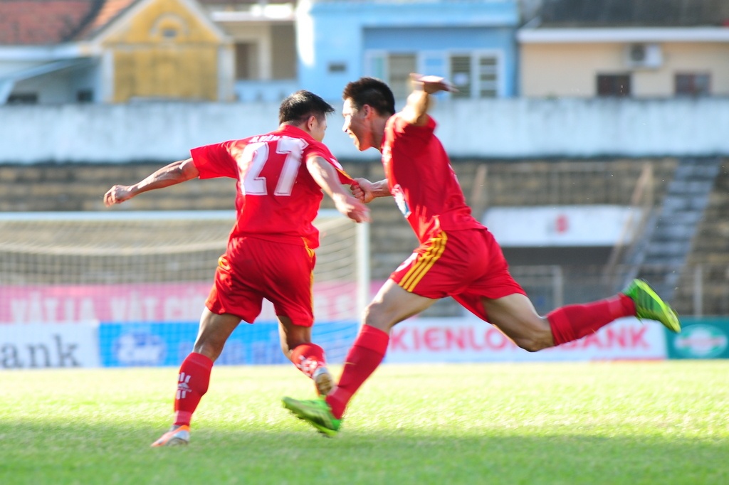 Và bất ngờ mở được tỉ sổ ngay ở phút thứ 7 bằng cú đánh đầu của Văn Thuận số 27 8- Bàn thắng rất ý nghĩa của cầu thủ trẻ Hải Phòng