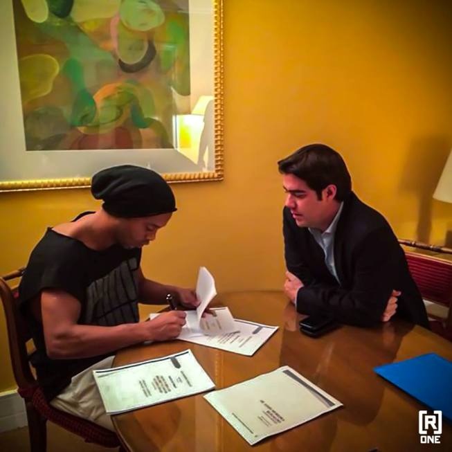 Ronaldinho chinh thuc co ben do moi hinh anh