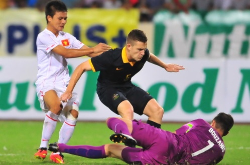 U19 Viet Nam thang nhung bau Duc van buc boi hinh anh