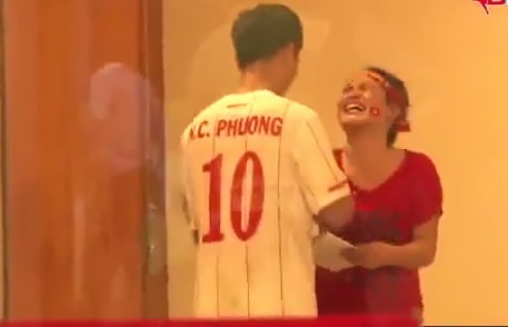 Fan nu khoc ngat khi xin chu ky Cong Phuong hinh anh