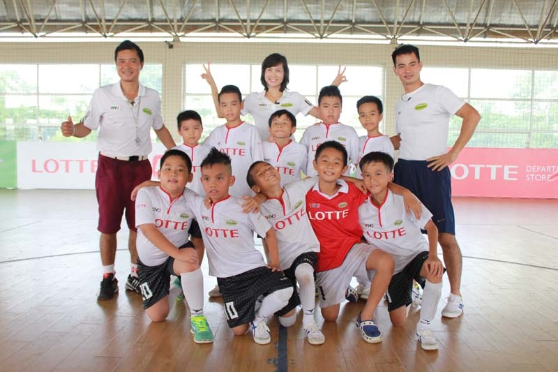 Cựu danh thủ Hông Sơn, Ngọc Châm và danh hài Xuân Bắc vui vẻ bên các cầu thủ nhí.