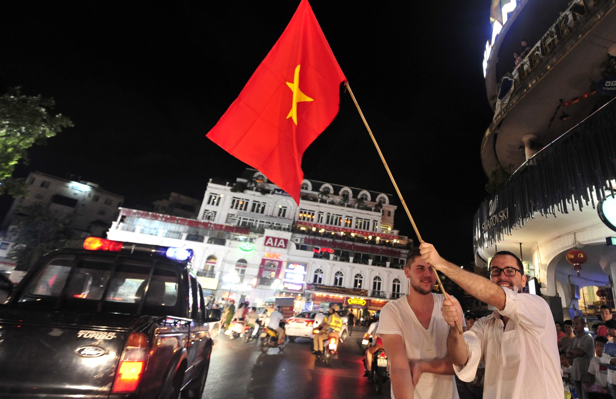 Người nước ngoài cũng xuống đường vẫy cờ Việt Nam ăn mừng chiến thắng cùng fan Việt.