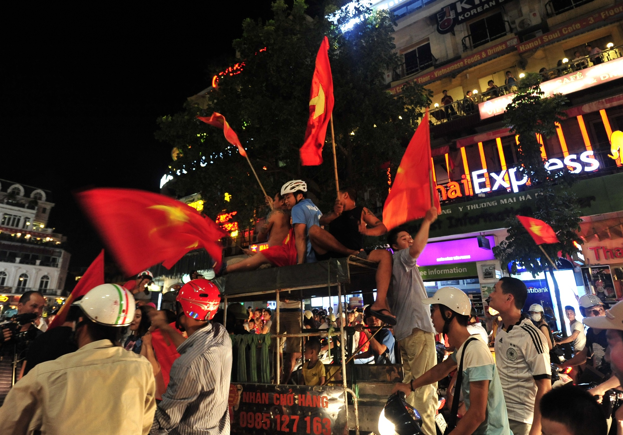 Một xe chở hàng của thương binh được trưng dụng làm xe cổ vũ.