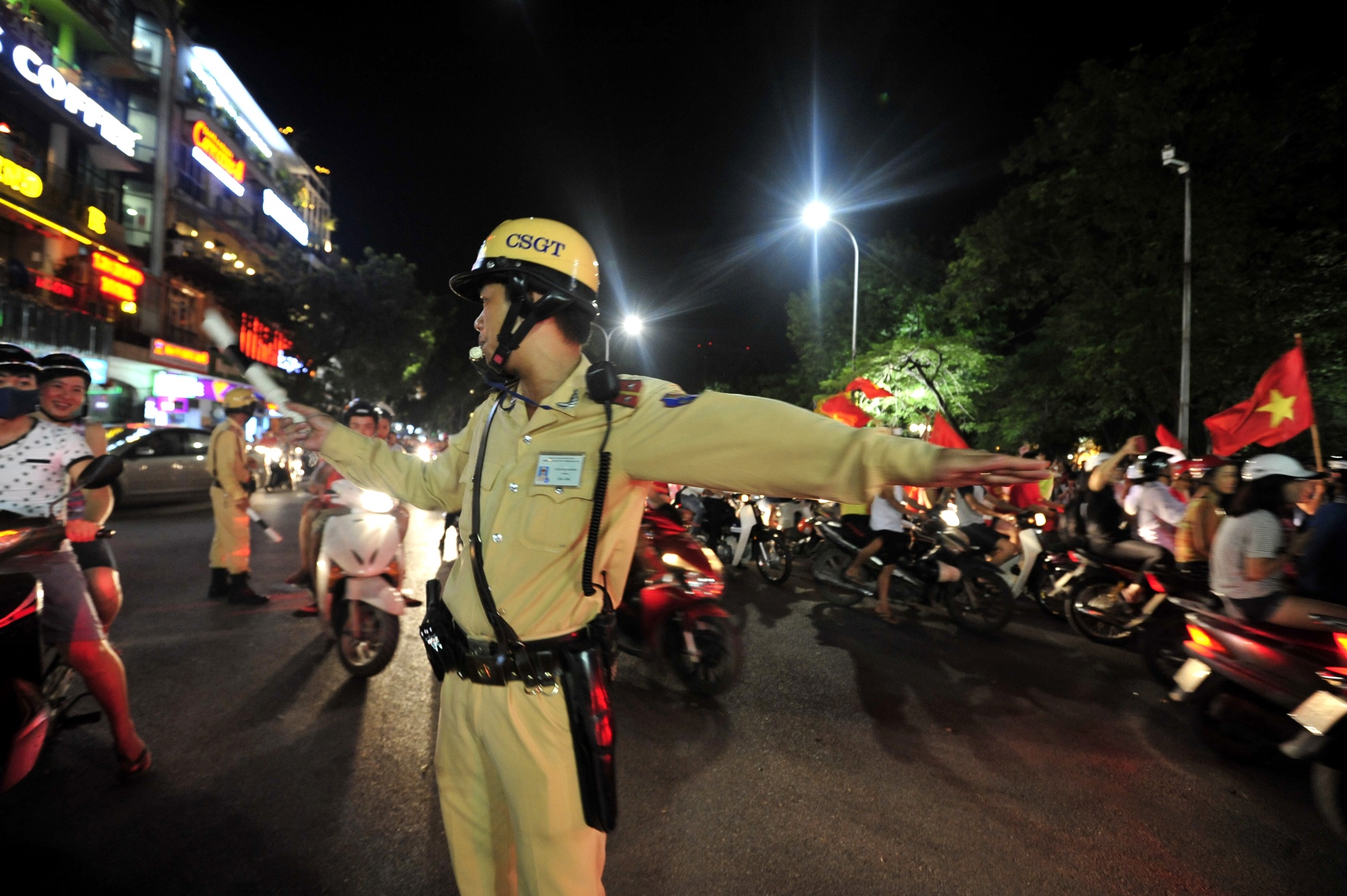 Đến 23h00 đèn cao áp xung quanh hồ Hoàn Kiếm đã đuoc tắt bớt và lực lượng công an bắt đầu hạn chế những luồng xe dừng lại giữa đường. Đến 23h00 đèn cao áp xung quanh hồ Hoàn Kiếm đã đuoc tắt bớt và lực lượng công an bắt đầu hạn chế những luồng xe dừng lại giữa đường